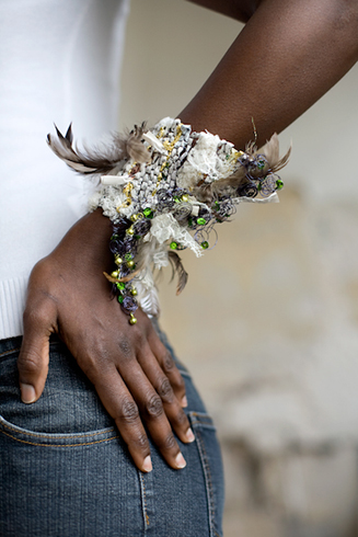 Bracelet a plumes, ennoblissement de bas de manche